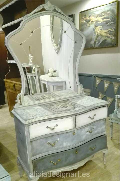 Comoda antigua con espejo decorada - Decoracíon de muebles antiguos estilo Shabby Chic, Provenzal, Rómantico, Nórdico
