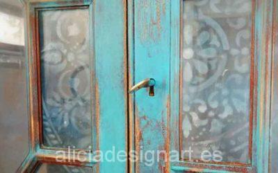 Decoración de mueble antiguo: Escritorio vitrina estilo Boho Chic azul con stencil