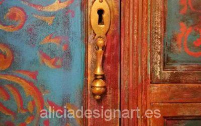 Decorar una vitrina vintage de nogal en estilo boho