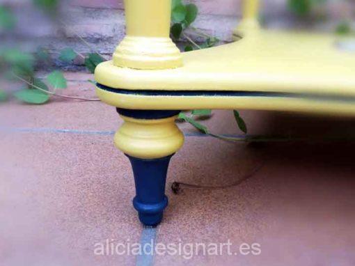 Mesita auxiliar clásica decorada color mostaza y azul, precioso mueble de colores - Taller decoración de muebles antiguos Alicia Designart Madrid.