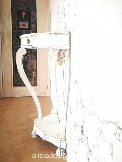 Consola antigua de tres patas decorada estilo Shabby Chic Barroco - Taller decoración de muebles antiguos Alicia Designart Madrid.