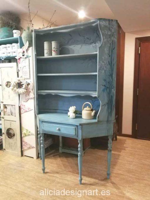 Alacena curvada rústica azul con flores pintadas a mano - Taller de decoración de muebles antiguos Madrid. Muebles de colores, productos y cursos.