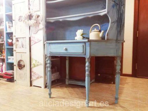 Alacena curvada rústica azul con flores pintadas a mano - Taller de decoración de muebles antiguos Madrid. Muebles de colores, productos y cursos.