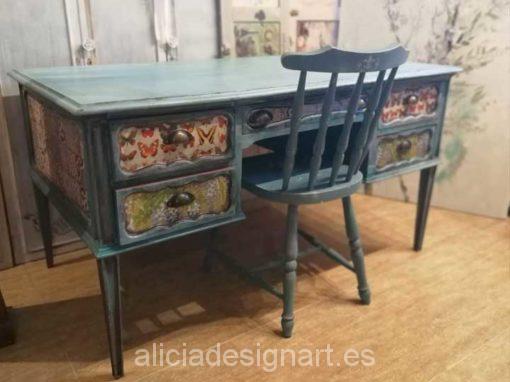Mesa escritorio vintage pintada a mano y decorada con découpage - Taller de decoración de muebles antiguos Madrid. Muebles de colores, productos y cursos.