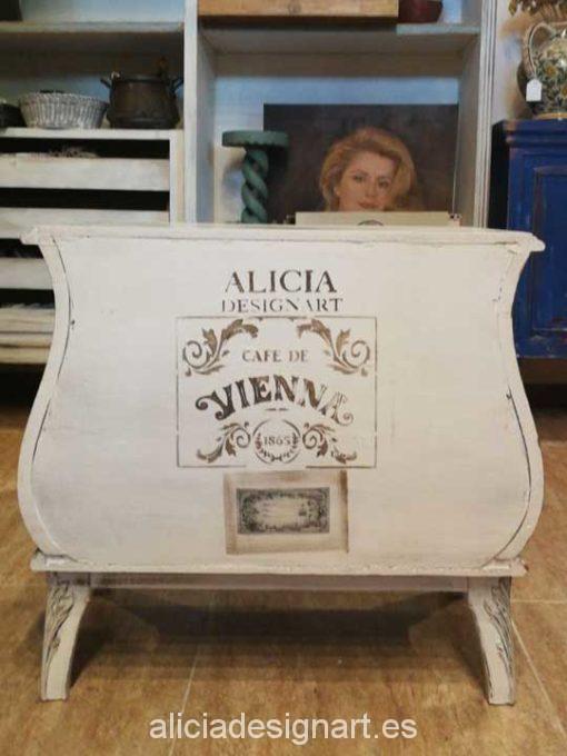 Mesita vintage bombée decorada estilo Shabby Chic blanco con stencil - Taller de decoración de muebles antiguos Madrid. Muebles de colores, productos y cursos.