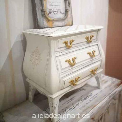 Mesita vintage bombée decorada estilo Shabby Chic blanco con stencil - Taller de decoración de muebles antiguos Madrid. Muebles de colores, productos y cursos.