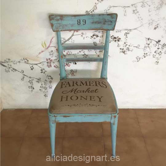 Silla de madera maciza estilo vintage azul con stencils - Taller decoración de muebles antiguos Alicia Designart Madrid.
