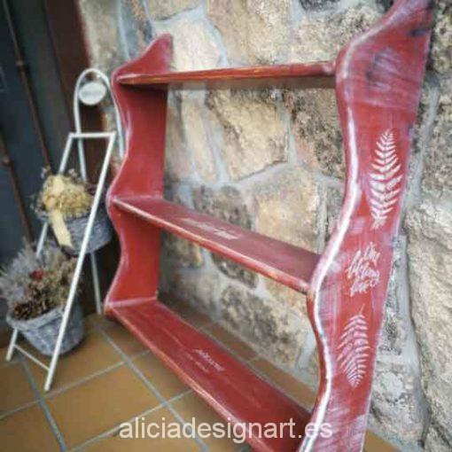 Estantería con tres estantes decorada estilo rústico de color rojo - Taller de decoración de muebles antiguos Alicia Designart Madrid.