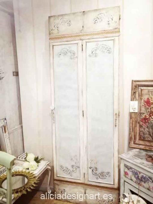 Puertas vintage de madera maciza decoradas estilo nórdico, ideales para cabecero o decoración de local - Taller de decoración de muebles antiguos Alicia Designart Madrid.