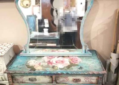Cómoda antigua de castaño macizo con espejo decorada fusión Boho Shabby con rosas - Taller de decoración de muebles antiguos Madrid. Muebles de colores, productos y cursos.
