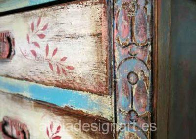 Cómoda antigua de castaño macizo decorada fusión Boho Shabby con rosas - Taller de decoración de muebles antiguos Madrid. Muebles de colores, productos y cursos.
