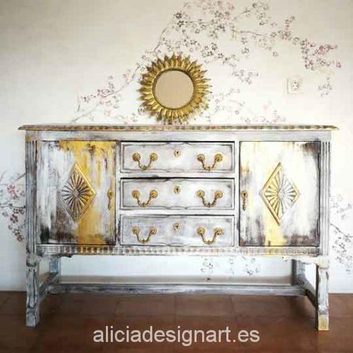 Mostrador antiguo decorado estilo propio de autor por Alicia Domínguez - Taller de decoración de muebles antiguos Madrid. Muebles de colores, productos y cursos.