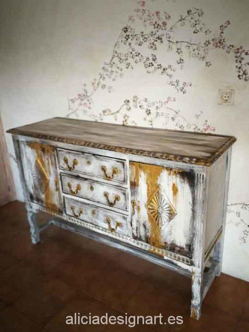 Mostrador antiguo decorado estilo propio de autor por Alicia Domínguez - Taller de decoración de muebles antiguos Madrid. Muebles de colores, productos y cursos.