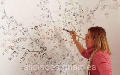 Decorando una pared a domicilio con stencil de motivos florales