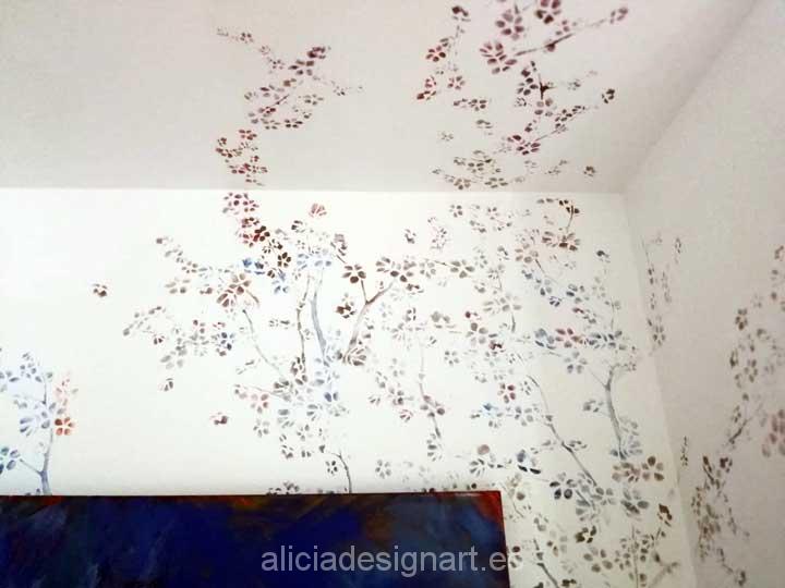 Pared decorada por encargo a domicilio con stencil floral - Taller de decoración de muebles antiguos en Madrid Alicia Designart