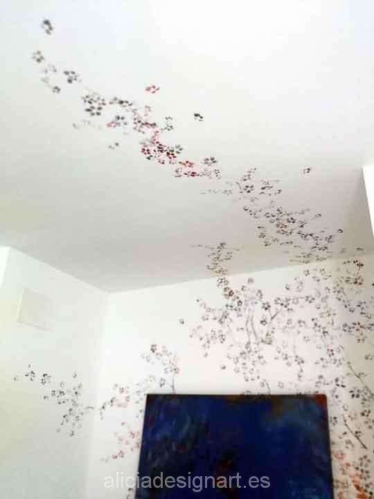 Pared decorada por encargo a domicilio con stencil floral - Taller de decoración de muebles antiguos en Madrid Alicia Designart