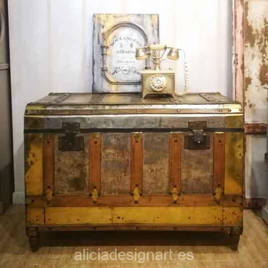 Baúl antiguo de madera maciza recubierto de metal - Taller de decoración de muebles antiguos Madrid. Muebles de colores, productos y cursos.