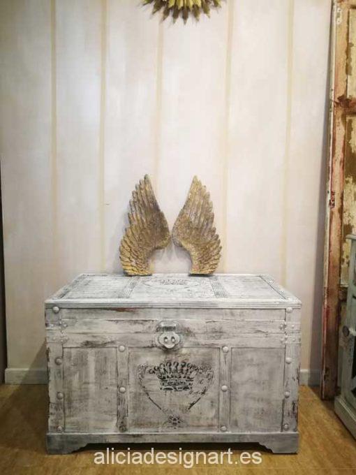 Baúl shabby de madera maciza decorado estilo Shabby Chic Blanco con stencil - Taller de decoración de muebles antiguos Madrid. Muebles de colores, productos y cursos.
