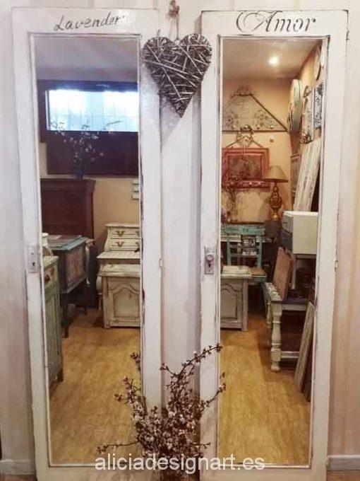 Puertas espejo vintage decoradas estilo Shabby Chic con stencil - Taller de decoración de muebles antiguos Madrid. Muebles de colores, productos y cursos.