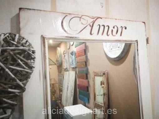 Puertas espejo vintage decoradas estilo Shabby Chic con stencil - Taller de decoración de muebles antiguos Madrid. Muebles de colores, productos y cursos.