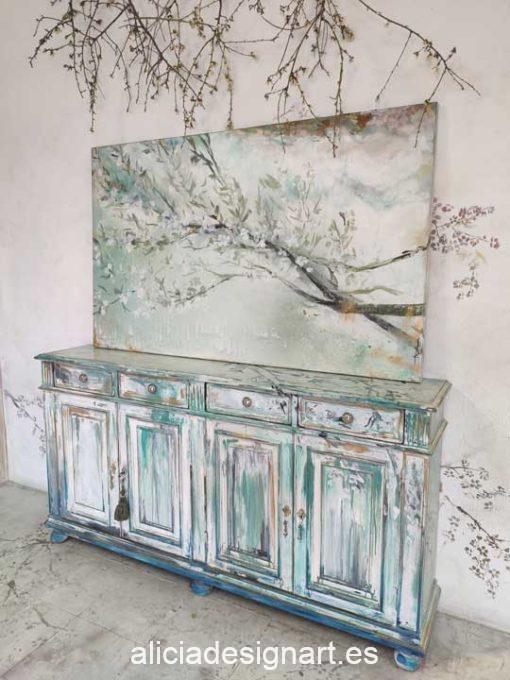 Aparador antiguo decorado y cuadro con rama de almendro, estilo artístico, precioso mueble de colores - Taller decoración de muebles antiguos Alicia Designart Madrid.