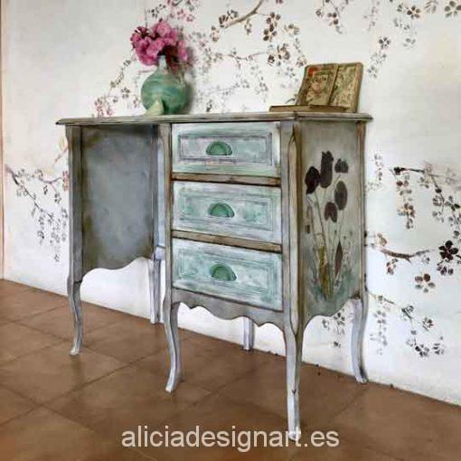Escritorio estilo Shabby Chic blanco decorado con flores naturales - Taller de decoración de muebles antiguos Madrid. Muebles de colores, productos y cursos.