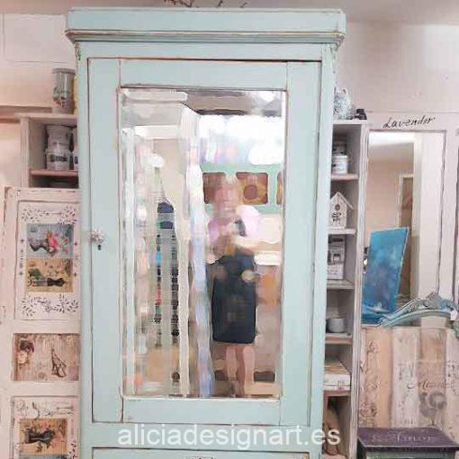 Armario antiguo con espejo decorado estilo Shabby Chic con lavandas pintadas - Taller de decoración de muebles antiguos Alicia Designart Madrid.