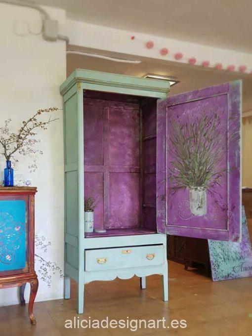 Armario antiguo con espejo decorado estilo Shabby Chic con lavandas pintadas - Taller de decoración de muebles antiguos Alicia Designart Madrid.
