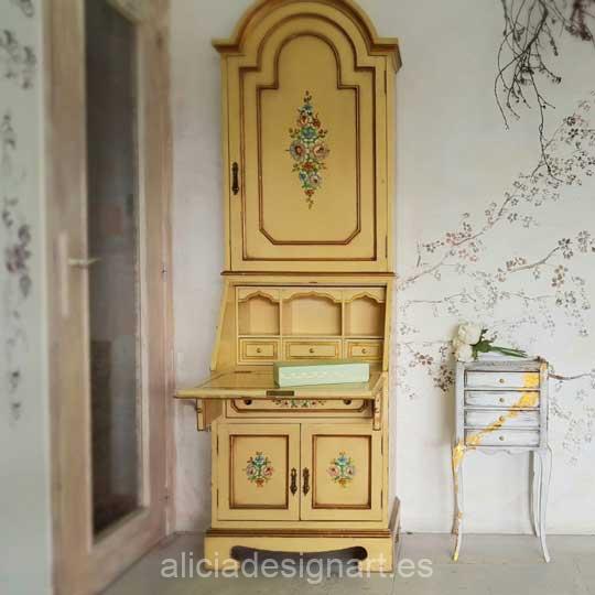 Vitrina escritorio antigua de madera maciza decorada en color amarillo pastel - Taller decoración de muebles antiguos Madrid estilo Shabby Chic, Provenzal, Rómantico, Nórdico