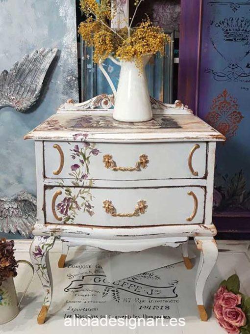 Mesita francesa decorada estilo Shabby Chic con flores pintadas a mano alzada "Juliette" - Taller de decoración de muebles antiguos Madrid. Muebles de colores, productos y cursos.