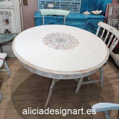 Mesa de comedor redonda estilo Shabby Chic blanca con mandala dorado - Taller de decoración de muebles antiguos Madrid. Muebles de colores, productos y cursos.