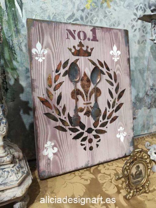 Cuadro decorativo en madera reciclada con cubiertos antiguos y stencil corona de laureles - Taller decoración de muebles antiguos Madrid estilo Shabby Chic, Provenzal, Romántico, Nórdico