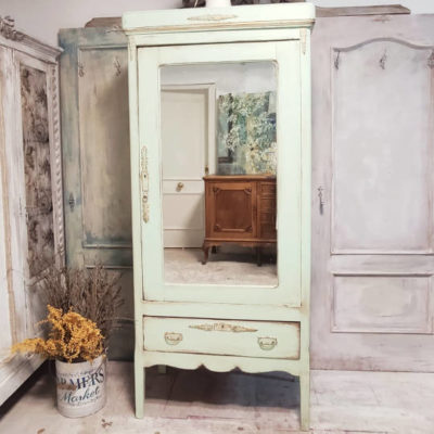 Armario de madera maciza Adèle con espejo frontal decorado estilo Shabby en verde - Taller de decoración de muebles antiguos Madrid. Muebles de colores, productos y cursos.