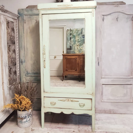 https://aliciadesignart.es/wp-content/uploads/2021/01/taller-de-decoracion-de-muebles-antiguos-en-madrid-armario-alto-con-espejo-adele-verde-0.jpeg