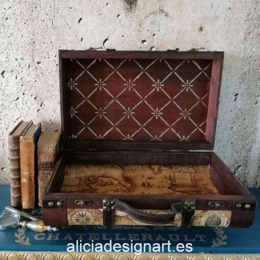 Caja maleta decorada con motivos geográficos y de viajes, por Pintando Sueños - Taller de decoración de muebles antiguos Madrid. Muebles de colores, productos y cursos.