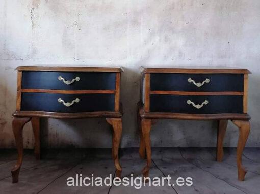 Juego de mesillas de noche Twin Set de madera maciza, restauradas y decoradas con muchos detalles, por Pintando Sueños - Taller de decoración de muebles antiguos Madrid. Muebles de colores, productos y cursos.