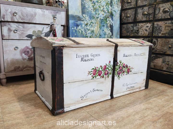 Baúl antiguo de madera maciza decorado con flores pintadas a mano alzadas y estilo campestre - Taller de decoración de muebles antiguos Alicia Designart Madrid. Muebles de colores, productos y cursos.