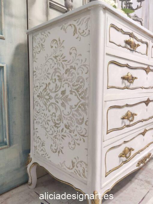 Cómoda antigua de madera maciza decorada estilo francés Louis XIV - Taller de decoración de muebles antiguos Madrid. Muebles de colores, productos y cursos.