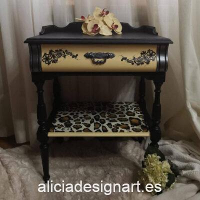 Mesita auxiliar Lucrecia restaurada y decorada, por CascaBel - Taller de decoración de muebles antiguos Madrid. Muebles de colores, productos y cursos.
