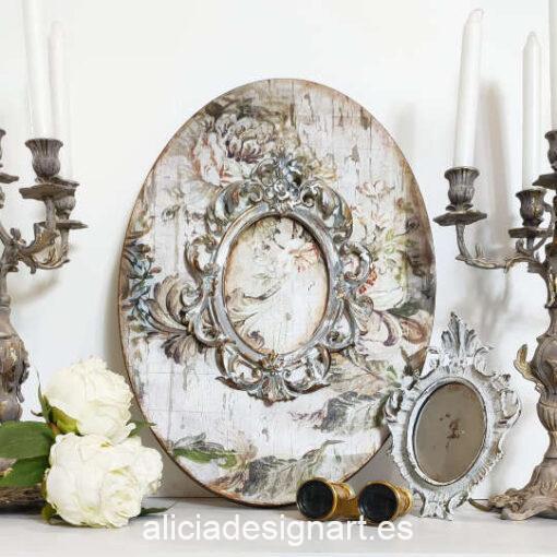 Lienzo ovalado con marco rococó y fondo de flores grises - Taller decoración de muebles antiguos Madrid estilo Shabby Chic, Provenzal, Romántico, Nórdico