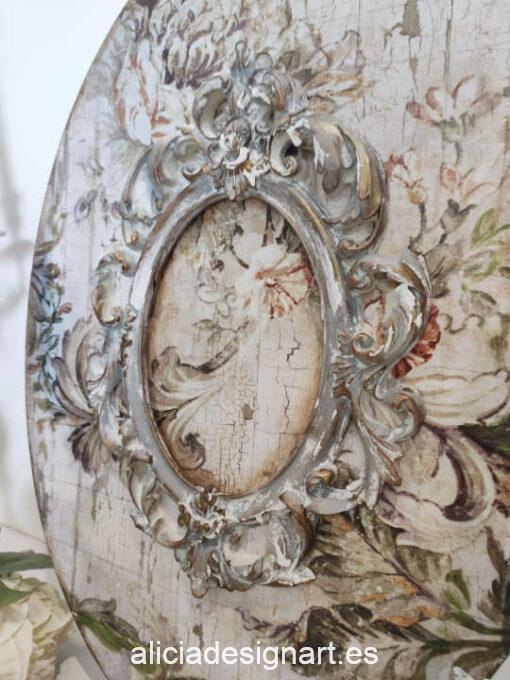 Lienzo ovalado con marco rococó y fondo de flores grises - Taller decoración de muebles antiguos Madrid estilo Shabby Chic, Provenzal, Romántico, Nórdico