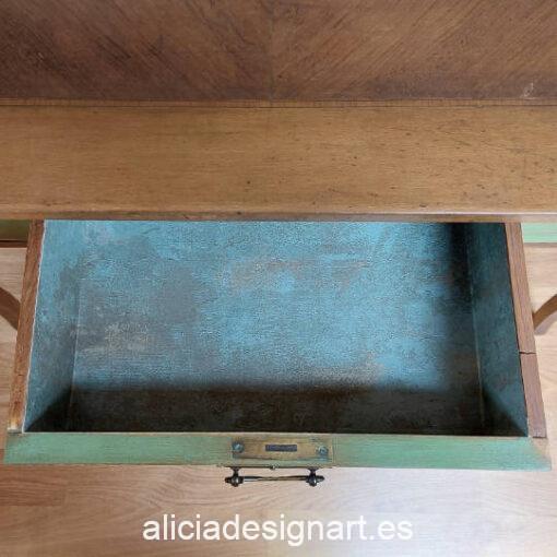 Conjunto escritorio y sillón de madera maciza Esperanza, restaurado y decorado por Qustomizart - Taller de decoración de muebles antiguos Madrid. Muebles de colores, productos y cursos.