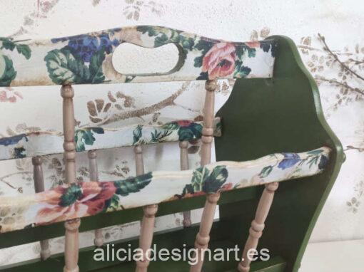 Revistero floral de madera, restaurado y decorado por Ana y Alicia Art - Taller de decoración de muebles antiguos Madrid. Muebles de colores, productos y cursos.
