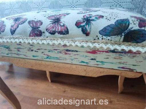 Banqueta descalzadora antigua Butterfly, restaurada y decorada a mano, por Con H de Horacio - Taller de decoración de muebles antiguos Madrid. Muebles de colores, productos y cursos.