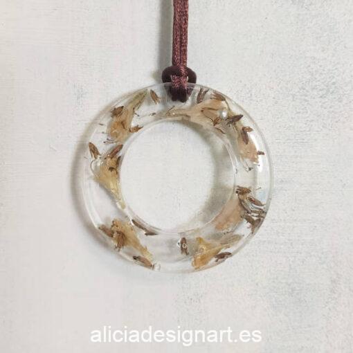 Medallón aro con lirios y semillas silvestres de la colección de joyería creativa y ecológica de Alicia Domínguez López - Taller de decoración de muebles antiguos Alicia Designart Madrid