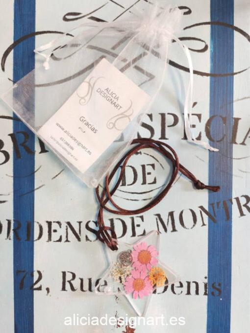 Colgante estrella con margaritas rosas y árbol de la vida, de la colección de joyería creativa y ecológica de Alicia Domínguez López - Taller de decoración de muebles antiguos Alicia Designart Madrid