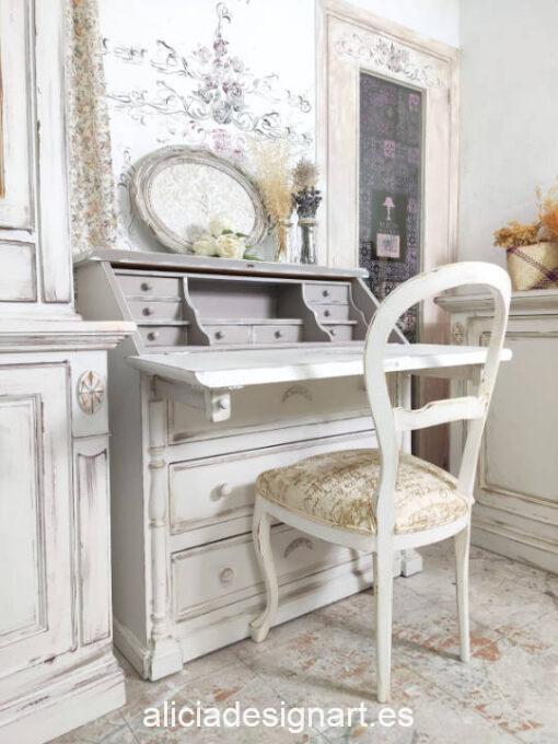 Mesa escritorio vintage con puerta abatible Louis decorada estilo Shabby Chic con stencil y molduras - Taller de decoración de muebles antiguos Madrid. Muebles de colores, productos y cursos.
