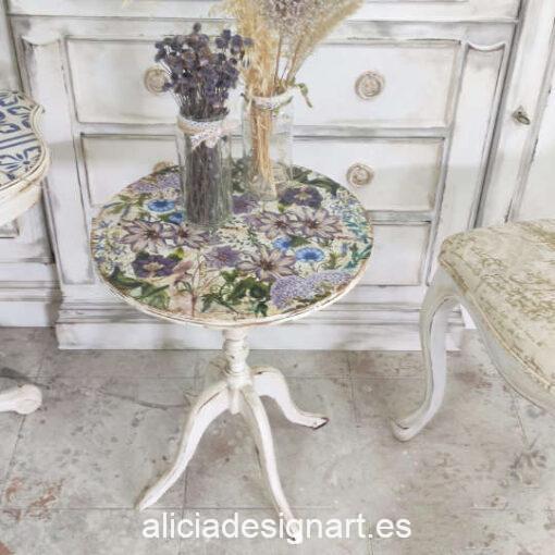 Velador antiguo decorado estilo Shabby Chic y Campestre, con flores - Taller de decoración de muebles antiguos Madrid. Muebles de colores, productos de decoración y cursos.