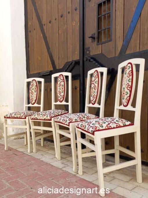 Conjunto de 4 sillas Art Déco de los años 20 decoradas y tapizadas, por Sastralum - Taller de decoración de muebles antiguos Madrid. Muebles de colores, productos y cursos.