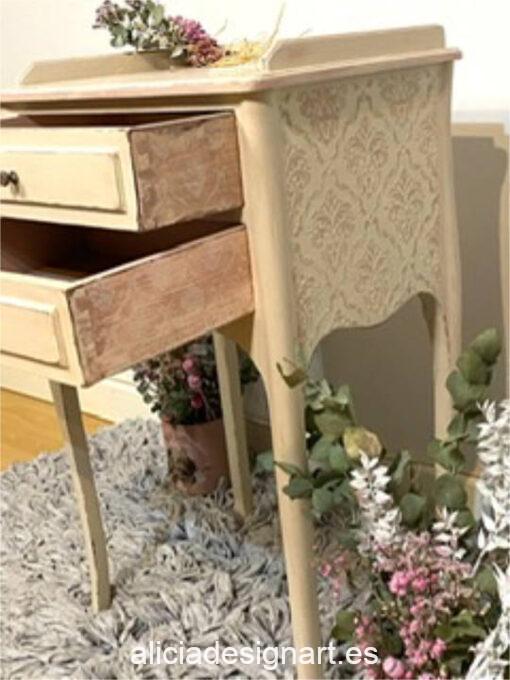 Mesita vintage Claudia decorada estilo romántico, por Un Toque Vintage - Taller de decoración de muebles antiguos Madrid. Muebles de colores, productos y cursos.